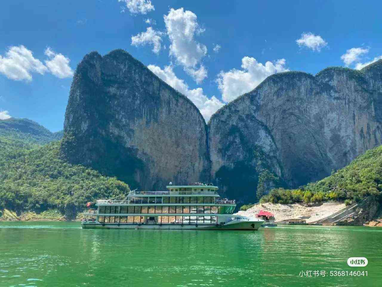 [王牌恩施] 恩施大峡谷/梭布亚石林/清江游船/女儿城双汽四日游
